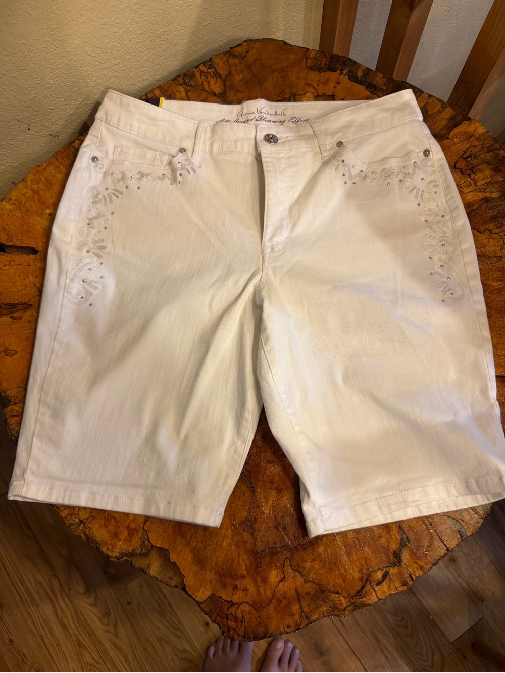 NWT Gloria Vanderbilt White Bermuda Shorts sz 12